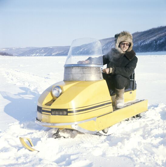 Оленевод на снегоходе