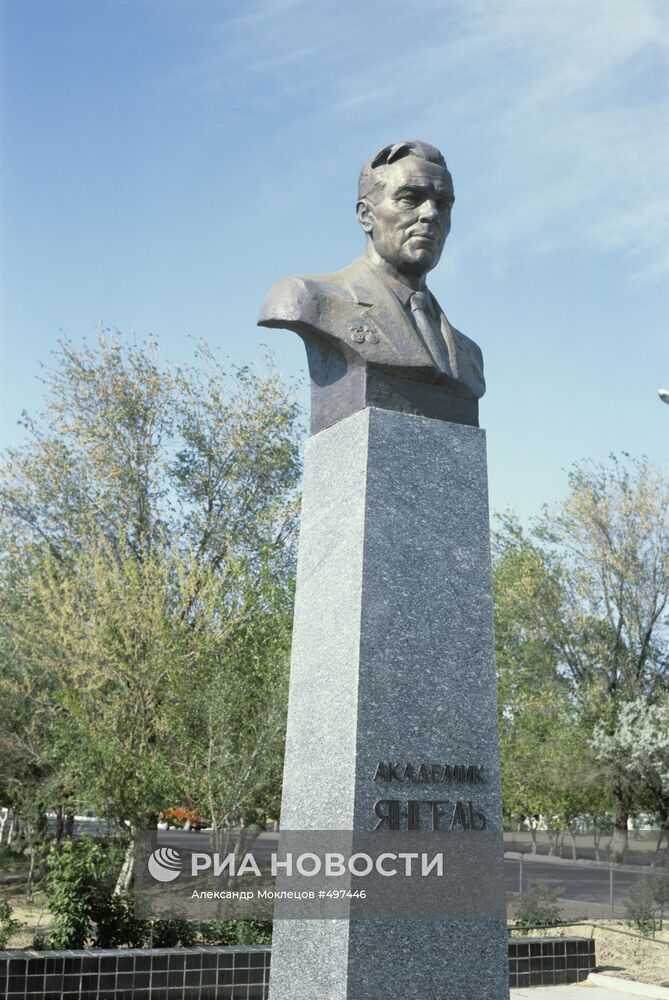 Памятник Михаилу Янгелю