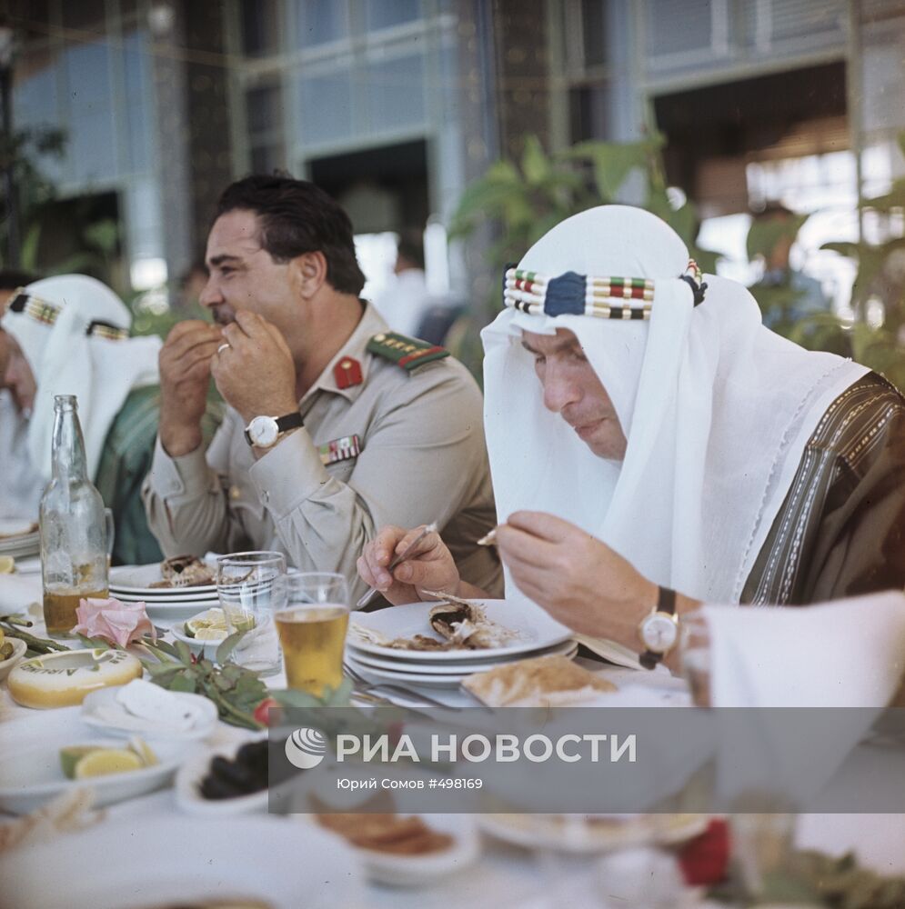 Летчики-космонавты СССР Павел Беляев и Алексей Леонов на приеме у мэра города Латакии