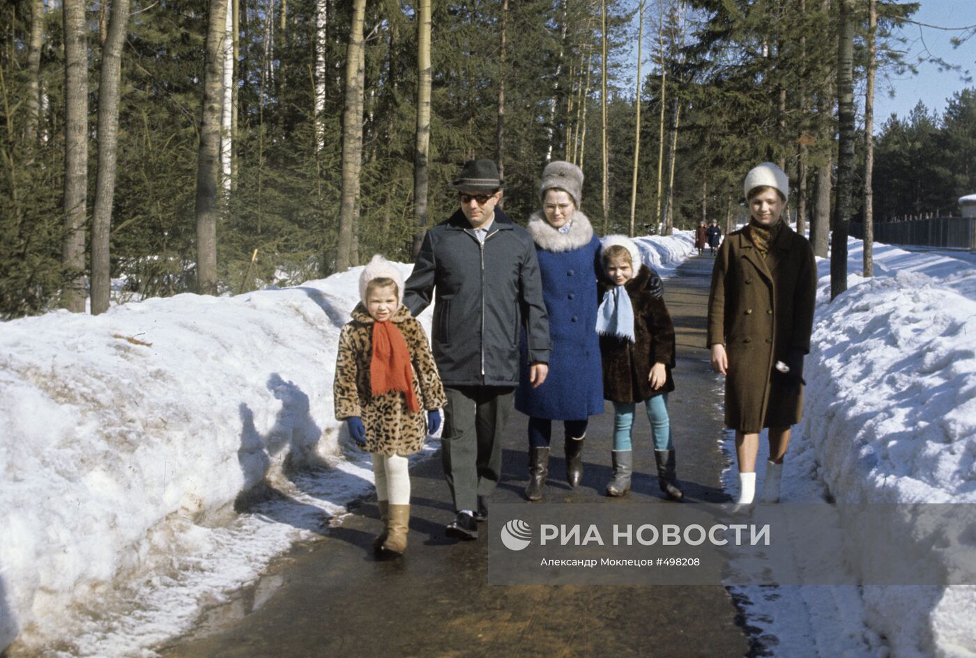 Семья летчика-космонавта Юрия Гагарина на прогулке