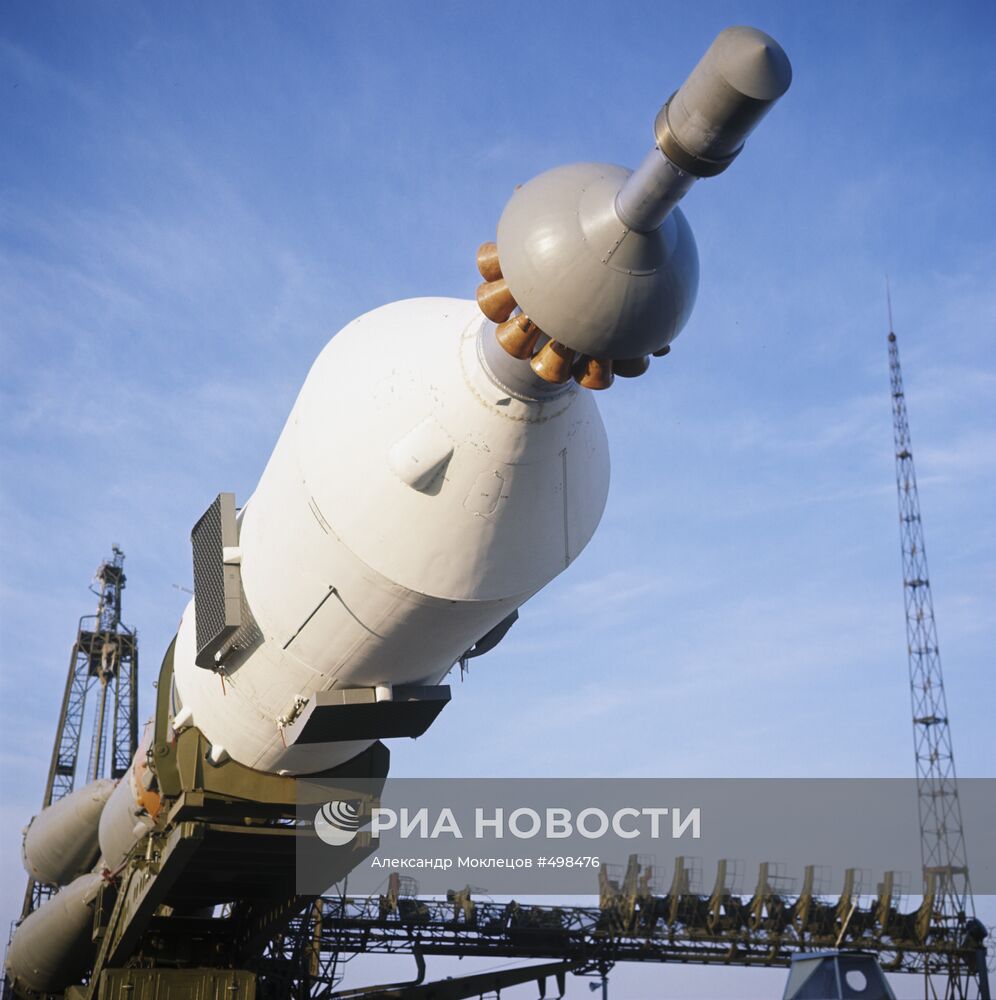 Установка ракеты-носителя с космическим кораблем "Союз-9"