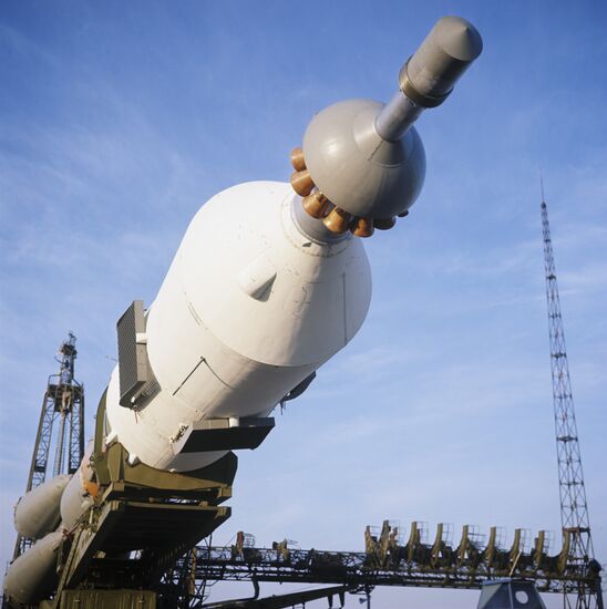 Установка ракеты-носителя с космическим кораблем "Союз-9"