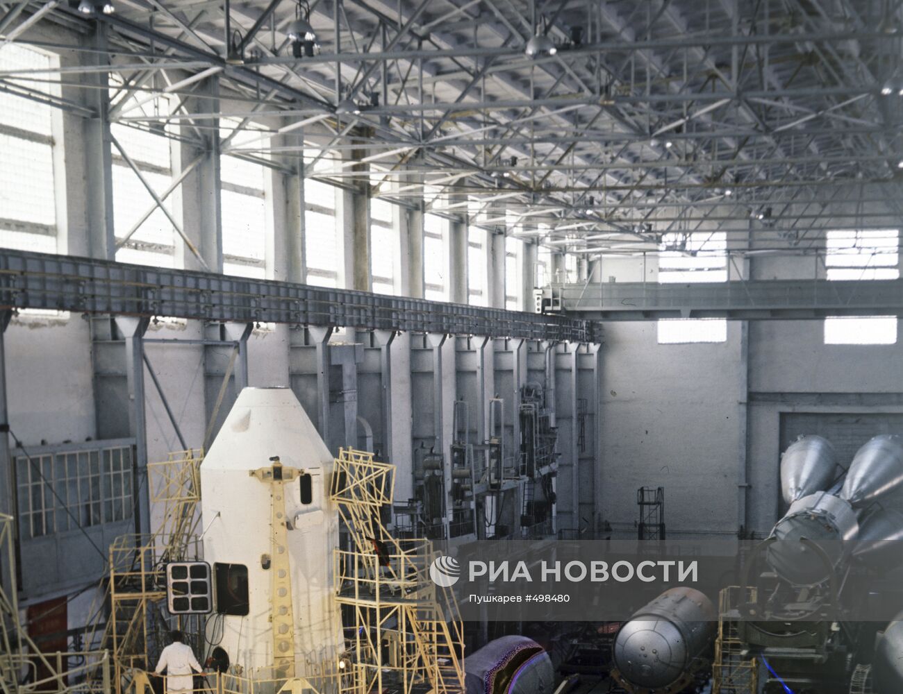 Космический корабль "Союз-9" в монтажно-испытательном корпусе
