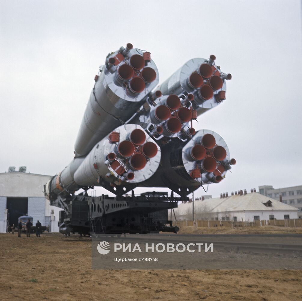 Транспортировка ракеты-носителя с космическим кораблем "Союз-9"