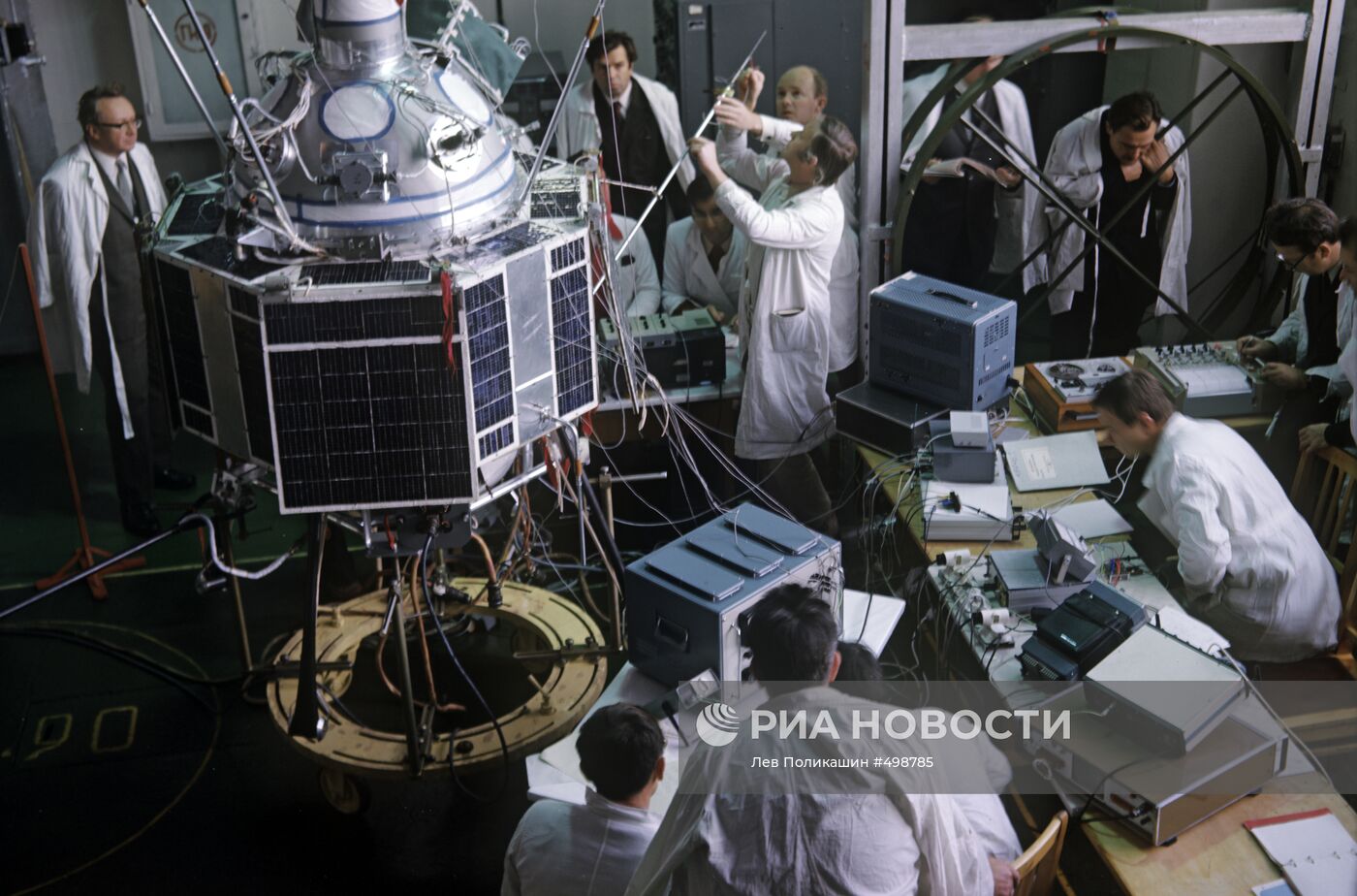 Подготовка спутника "Интеркосмос-10" к запуску