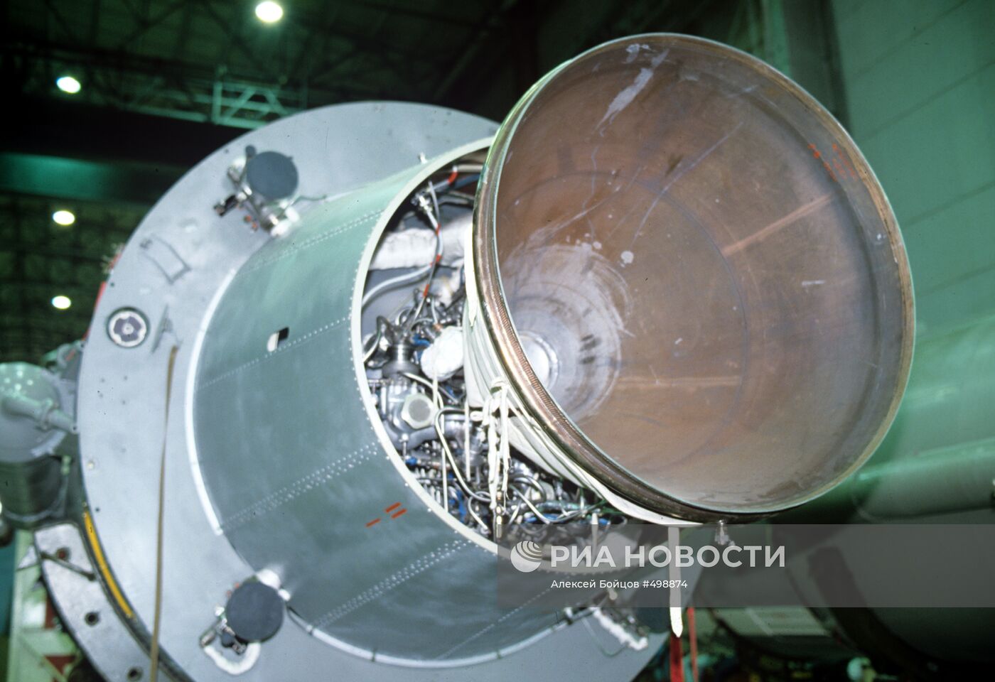 Ракета-носитель "Космос" в монтажно-испытательном корпусе
