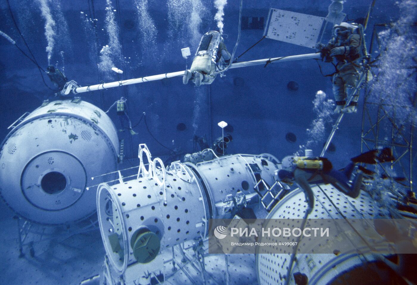 Тренировка космонавтов в гидролаборатории
