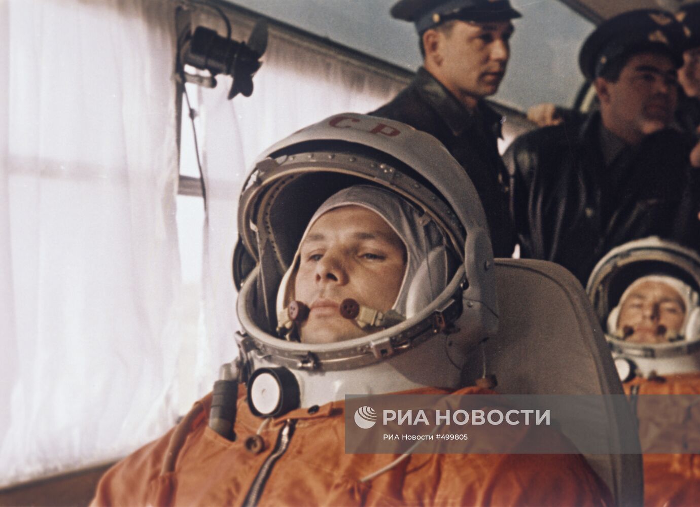 Юрий Гагарин и Герман Титов направляются на космодром