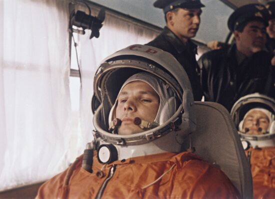 Юрий Гагарин и Герман Титов направляются на космодром