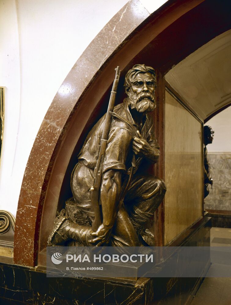 Бронзовая революция. А. Статуи с музыкальными инструментами. Бронзовая революция. Птичница площадь революции.