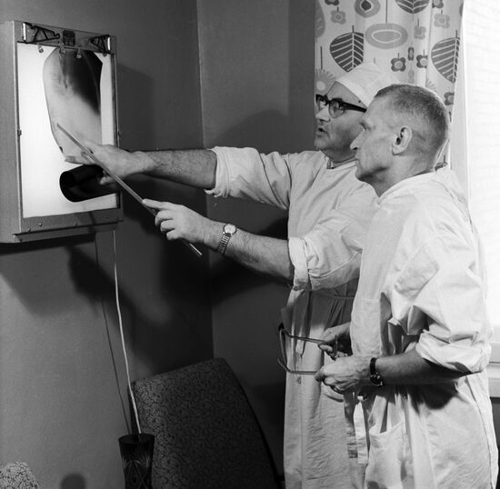 Профессор Николай Амосов с ассистентом просматривают рентгеновский снимок перед операцией