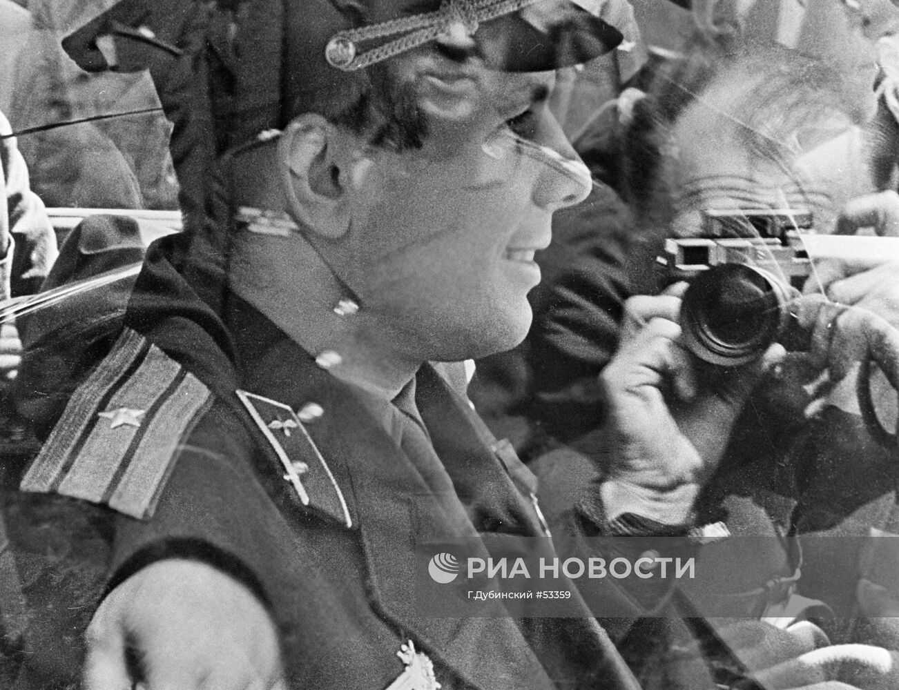 Фотограф снимает Космонавта Юрия Гагарина