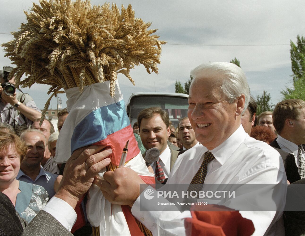 Борис Ельцин и жители Саратовской области