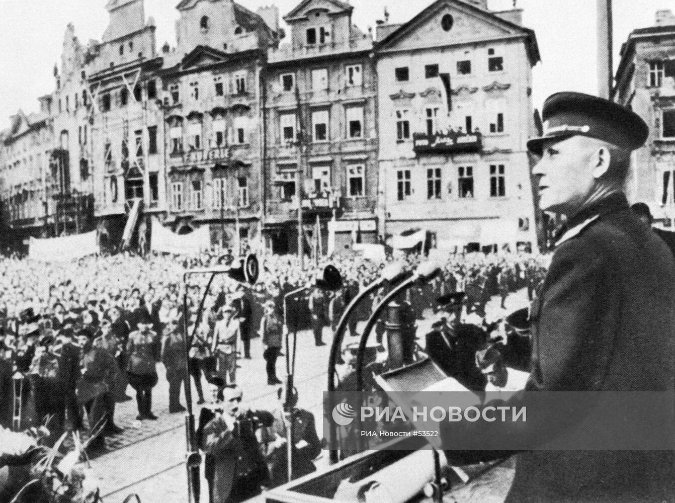 Маршал иван Конев выступает перед жителями Праги