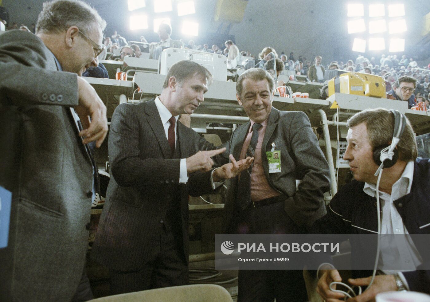 Виктор Тихонов дает интервью журналистам