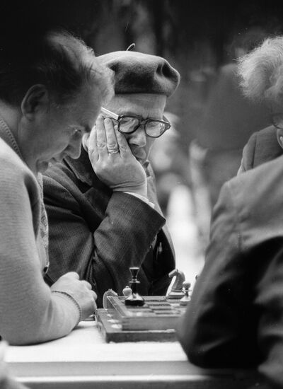 Пожилые люди играют в шахматы