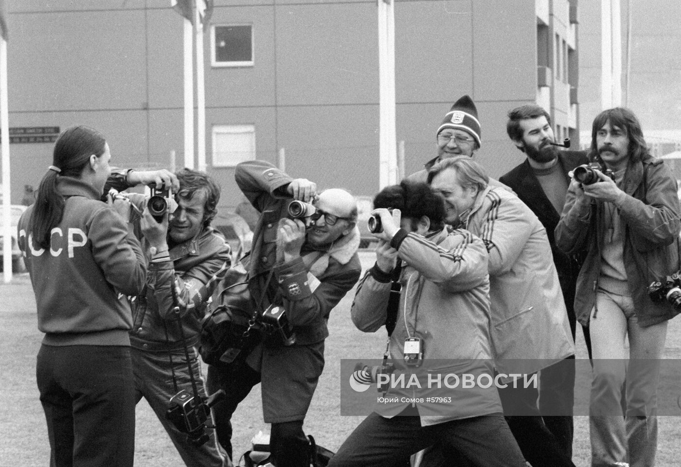 Татьяна Аверина в окружении фотокорреспондентов