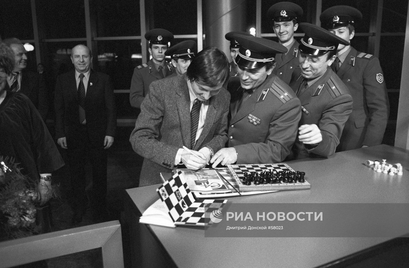 Анатолий Карпов дает автографы