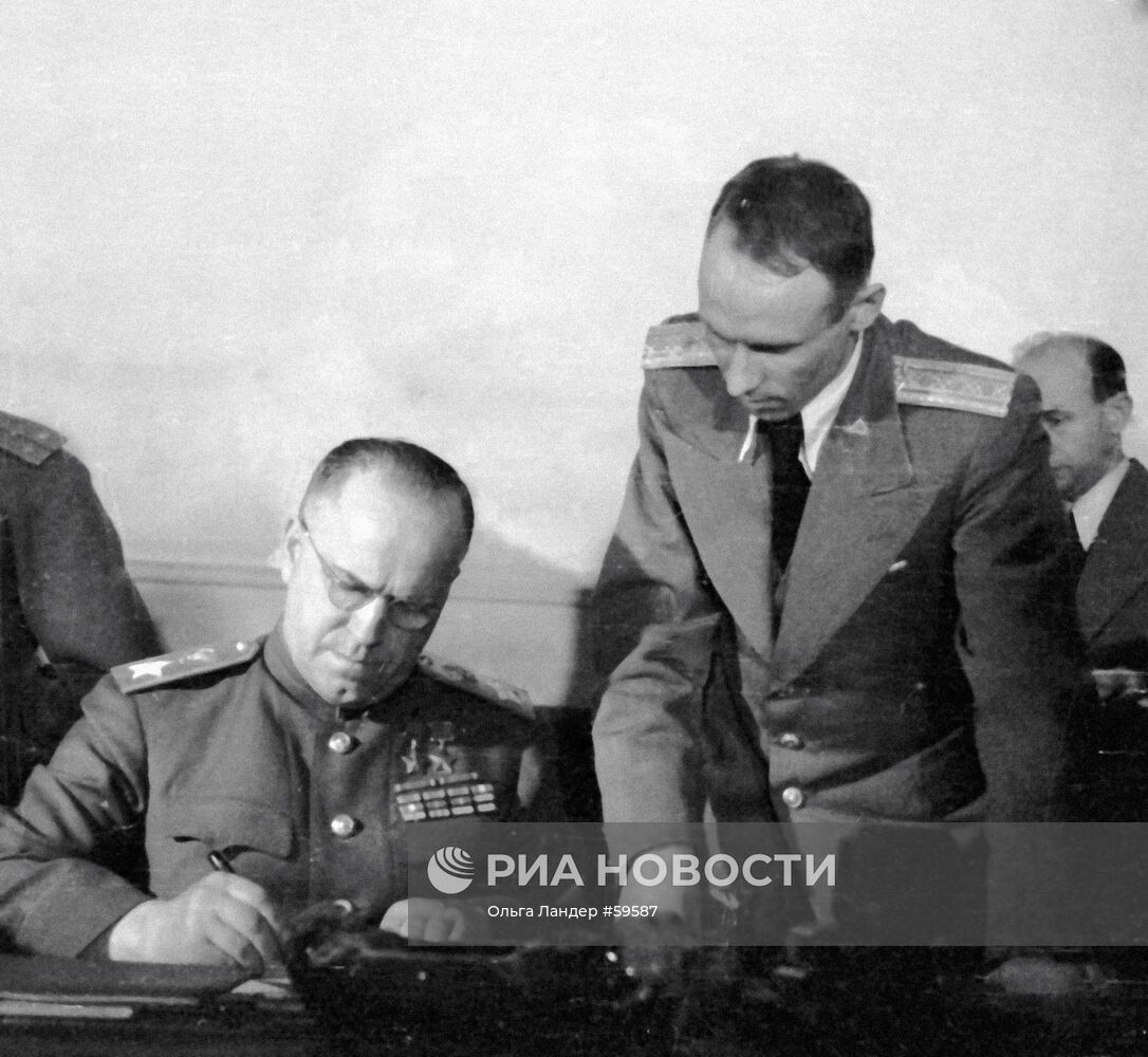 Георгий Константинович Жуков (слева) подписывает Акт о безоговорочной капитуляции фашистской Германии