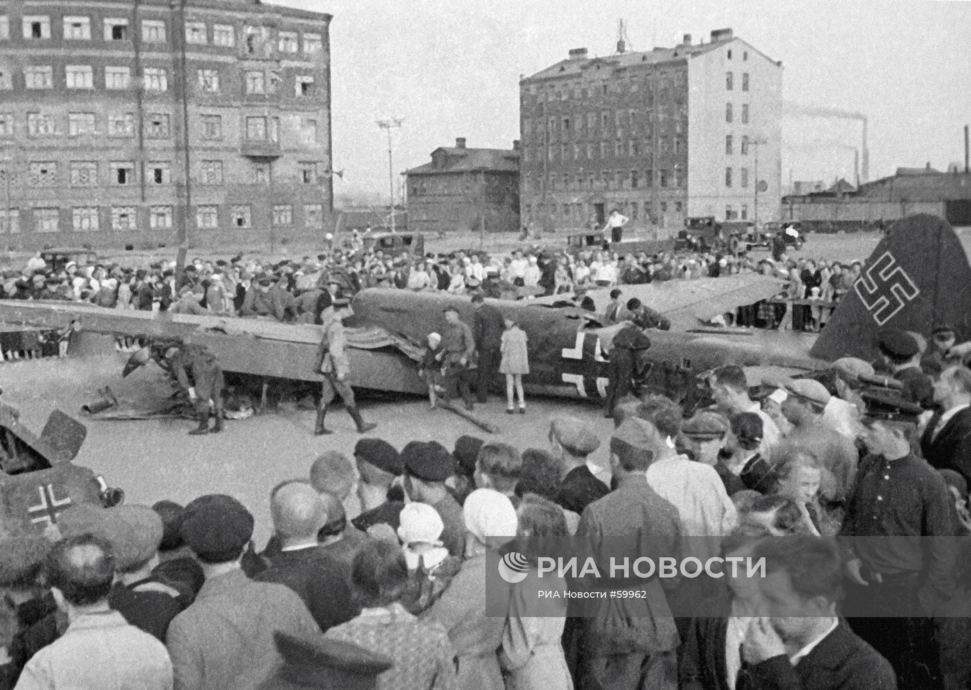 Москвичи рассматривают сбитый немецкий самолет