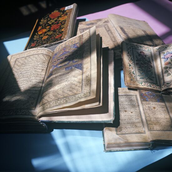Рукописи из библиотеки имени А.Фирдоуси