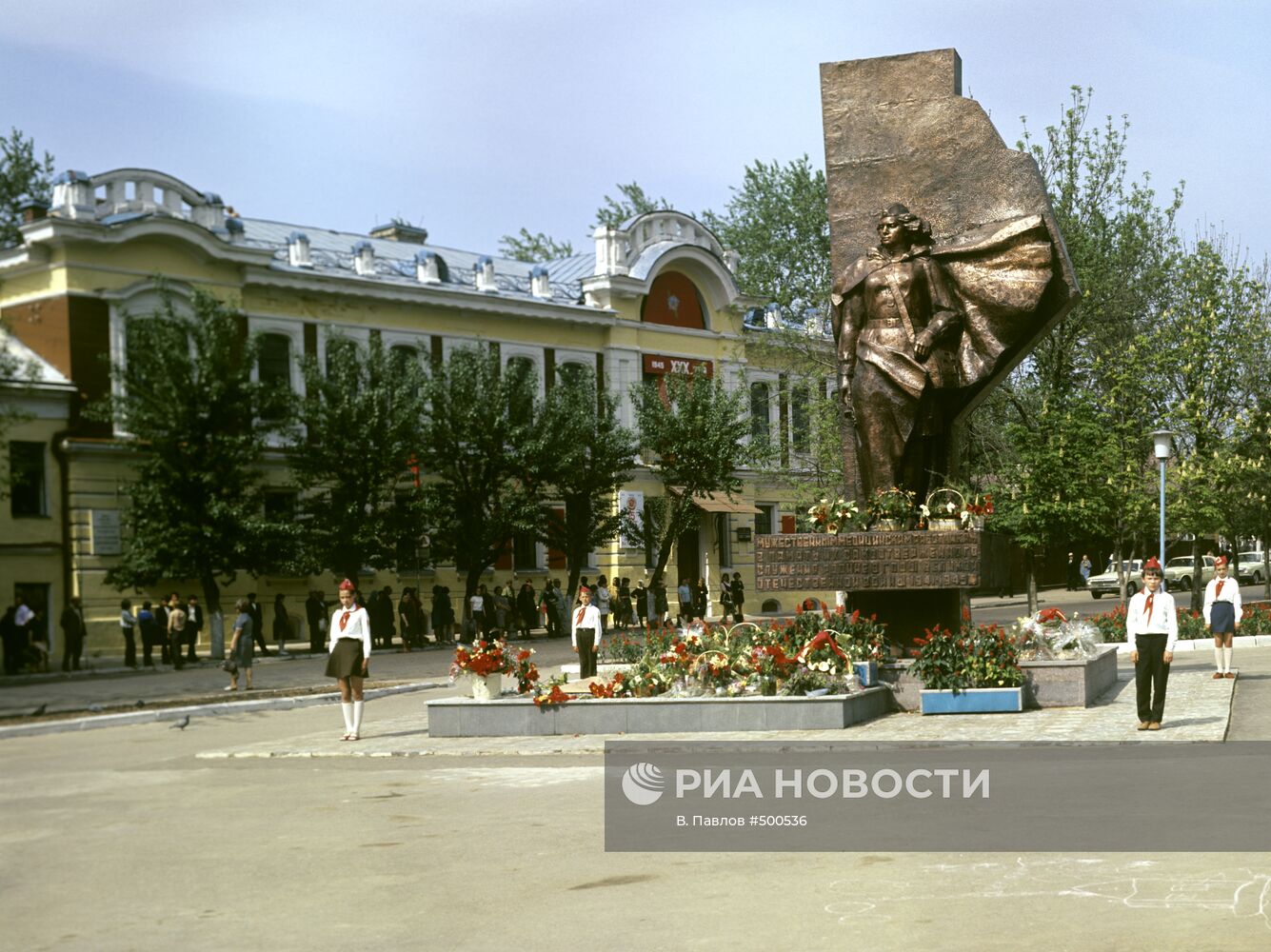 Памятник медсестрам-участницам ВОВ в Калуге
