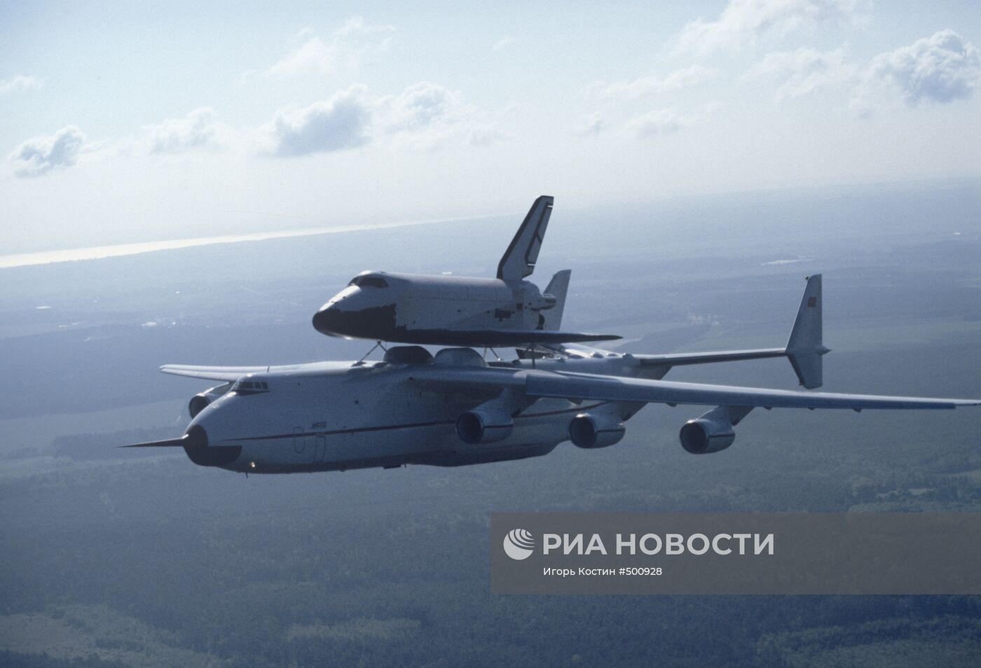 Самолет Ан-225 "Мрия" и космический корабль "Буран"