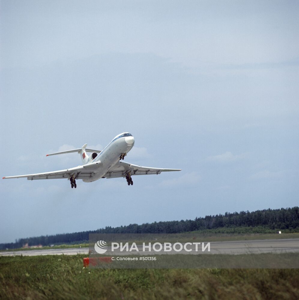 Самолет Ту-154 в воздухе