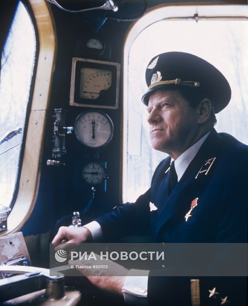 Машинист электропоезда Алексей Белов