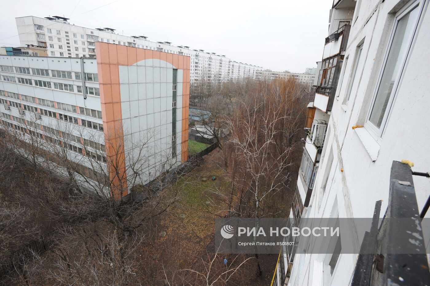Пьяный офицер выбросил с 8-го этажа в Москве двух дочерей