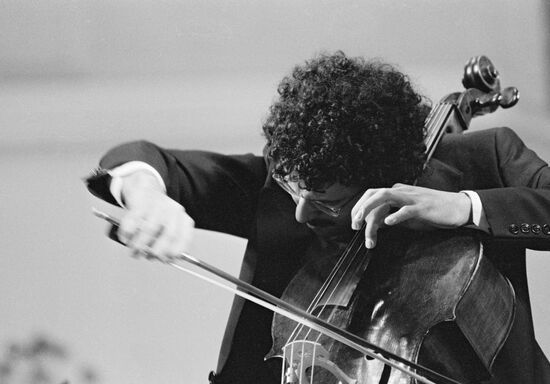 Бразильский виолончелист Антонио Менезис
