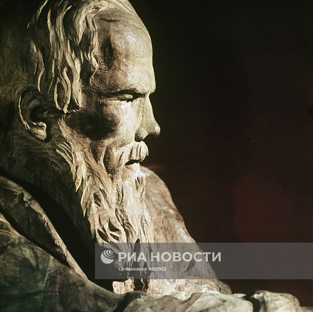 Скульптурный портрет писателя Ф.М. Достоевского