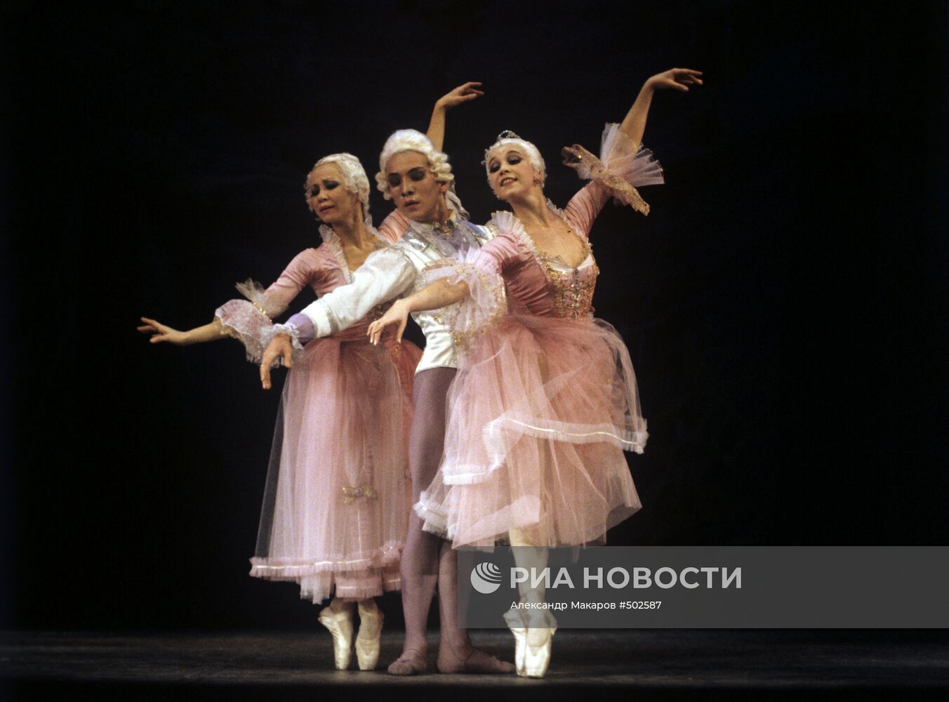 Сцена из балета "Немецкие танцы под луной"