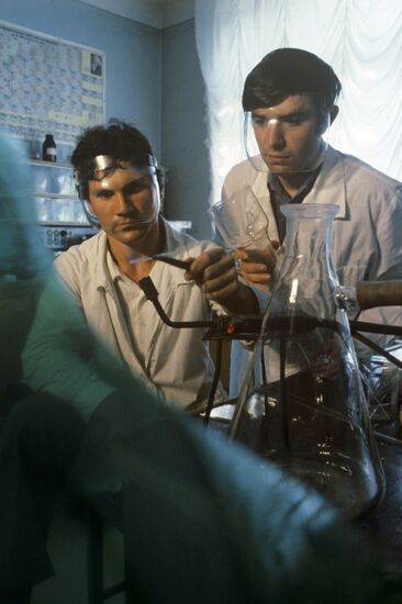 Научные сотрудники К. Мальцев и В. Губанов