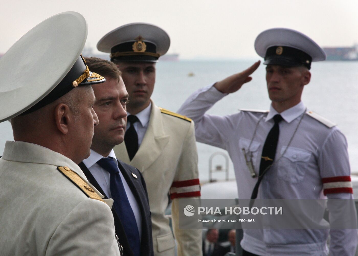 Д.Медведев посетил крейсер "Варяг", совершающий визит в Сингапур