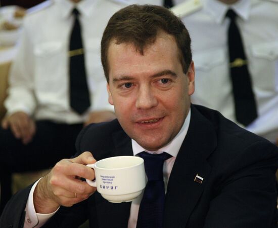 Д.Медведев посетил крейсер "Варяг", совершающий визит в Сингапур