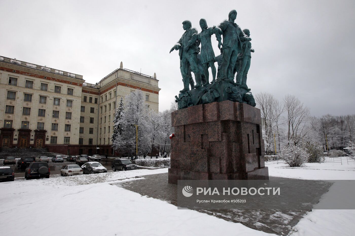 Памятный знак в честь 50-летия движения студенческих отрядов