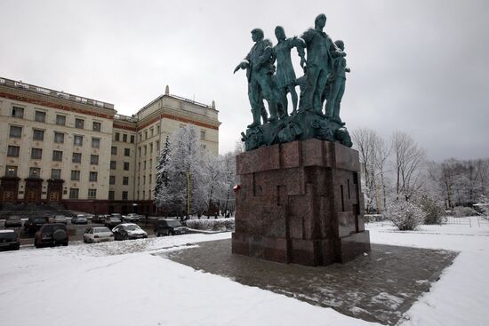 Памятный знак в честь 50-летия движения студенческих отрядов