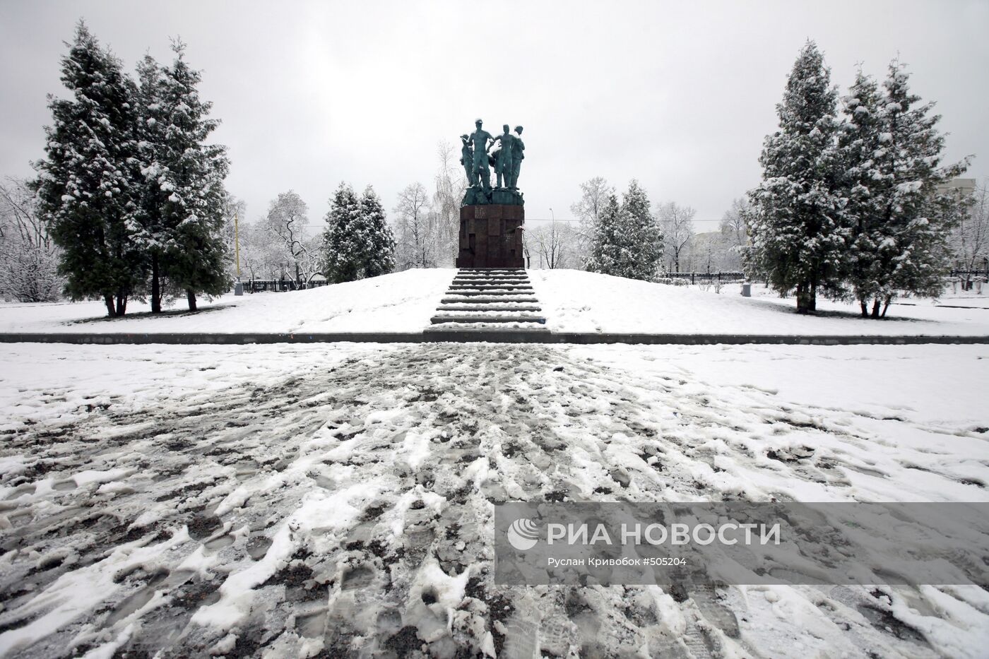 Памятный знак в честь 50-летия движения студенческих отрядов