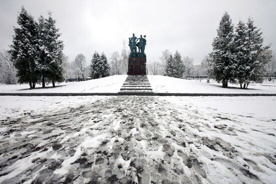 Памятный знак в честь 50-летия движения студенческих отрядов