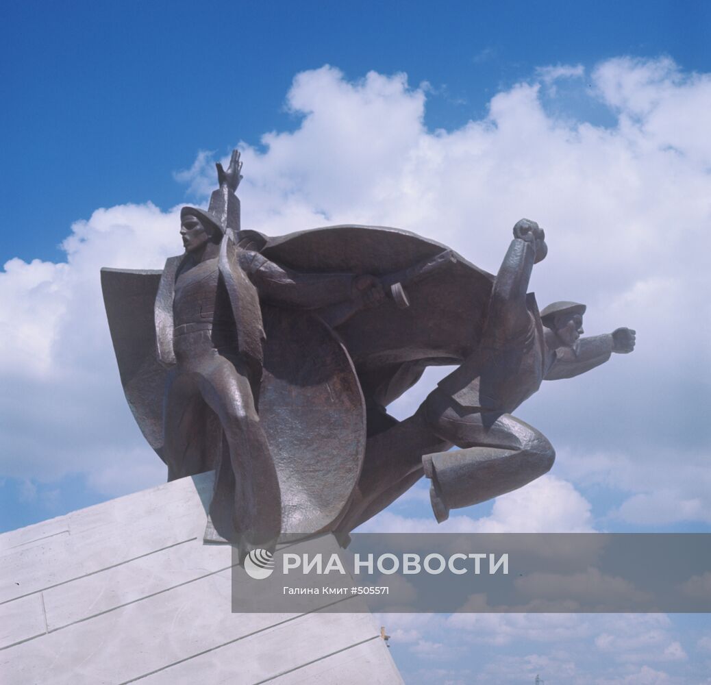 Фрагмент памятника морякам-десантникам