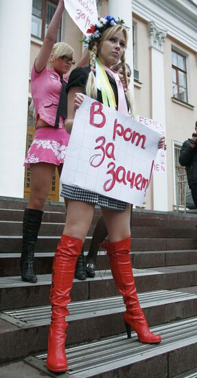 Акция протеста активисток движения "Femen" в Киеве