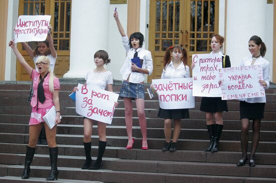 Акция протеста активисток движения "Femen" в Киеве