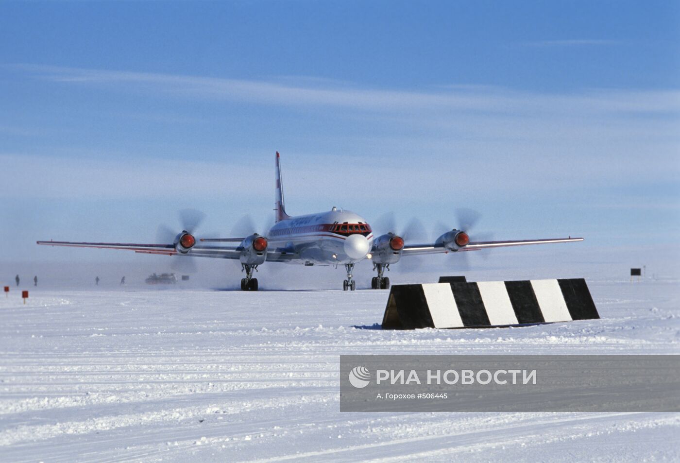 Самолет ИЛ-18 на аэродроме станции Молодежная