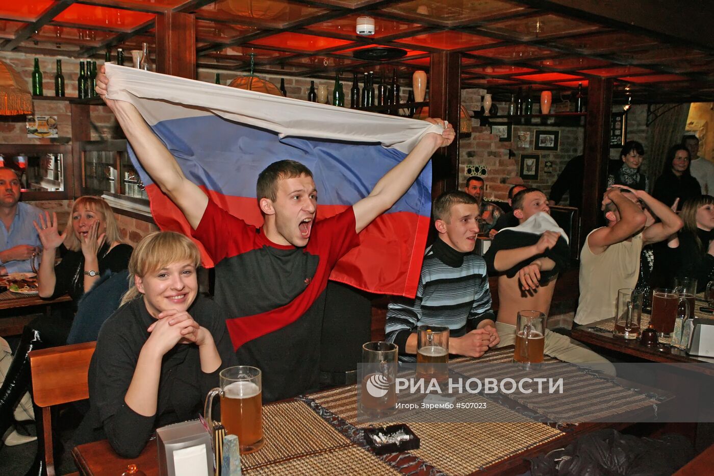 Футбольные болельщики в одном из баров Калининграда