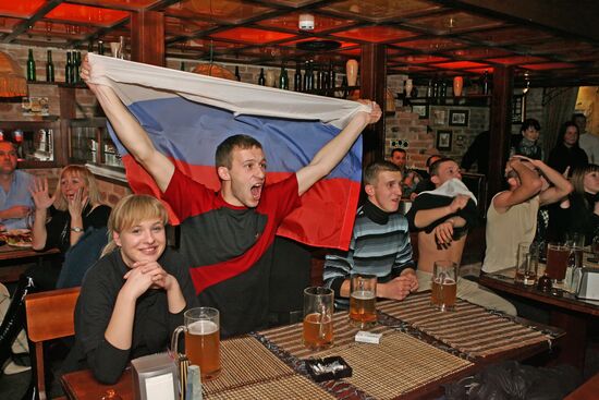 Футбольные болельщики в одном из баров Калининграда