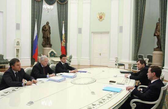 Президент РФ встретился с руководством партии "Единая Россия"