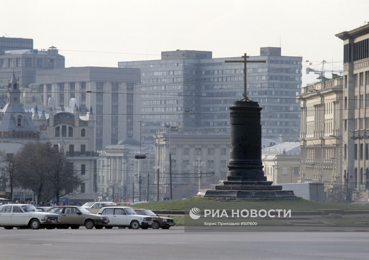 Деревянный крест, установленный на месте памятника Дзержинскому