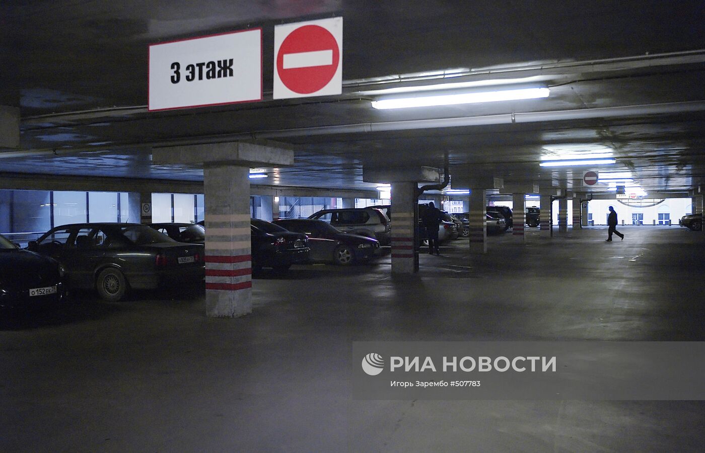Многоярусная семиэтажная парковка в ТЦ "Акрополь" в Калининграде