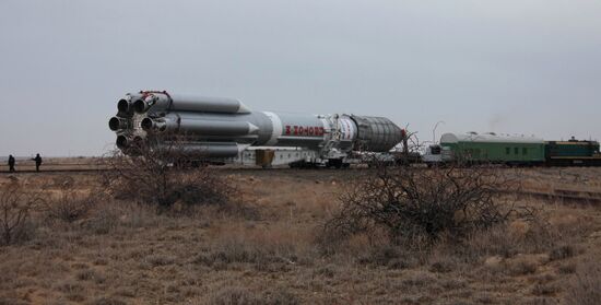 Вывоз ракеты "Протон-М" на стартовый комплекс